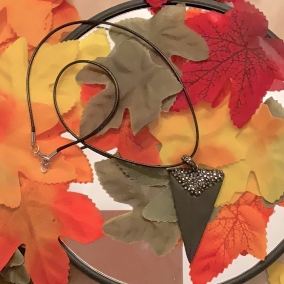 HEMATITE ARROWHEAD NECKLACE on black leather chain UNISEX - Picture 2 of 5